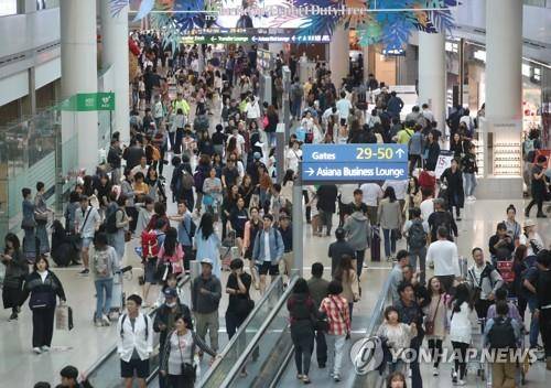 지난해 9월 추석 연휴를 맞아 해외로 나가려는 여행객이 인천국제공항 제1터미널 면세구역을 가득 메우고 있다. [연합뉴스 자료 사진]