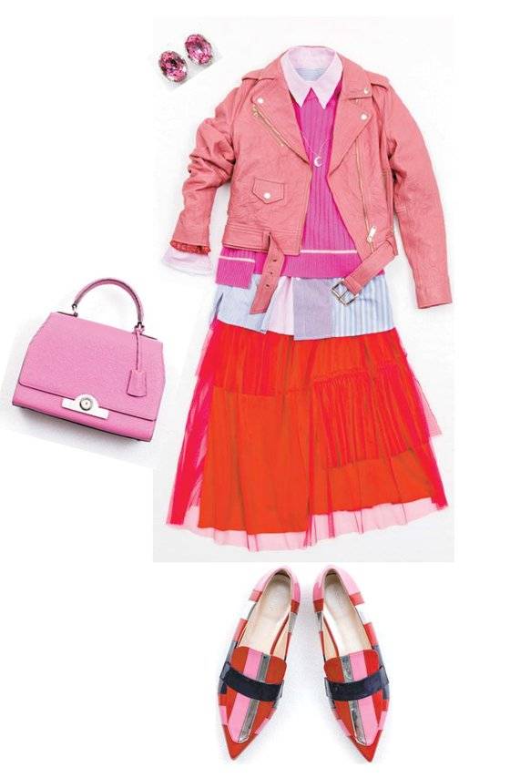 마이클 코어스의 분홍 가죽 재킷, 쟈니헤잇재즈의 분홍 니트 상의와 치마, 오디너리 피플의 셔츠, 델포조의 구두, 모이나의 가방, 엠주의 귀걸이와 목걸이.