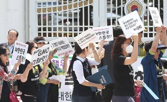 지난 5월 24일 서울 종로구 세종로 정부서울청사 앞에서 아이쿱소비자생활협동조합 회원들이 'GMO완전표시제 국민청원' 촉구 행진을 하고 있다. 이날 행진에서 참석자들은 'GMO(유전자변형식품) 완전표시제 국민청원'과 관련해 정부에서의 답변이 사실상 유보적인 입장을 취한데 대한 항의와 완전표시제 시행을 촉구 했다. [뉴스1]