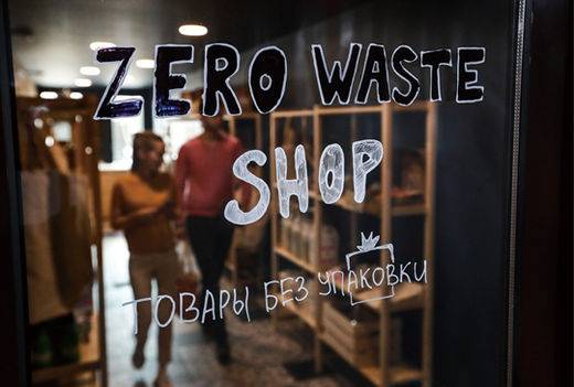 러시아 모스크바의 한 제로 웨이스트 숍 매장에서 고객들이 쇼핑을 즐기고 있다.