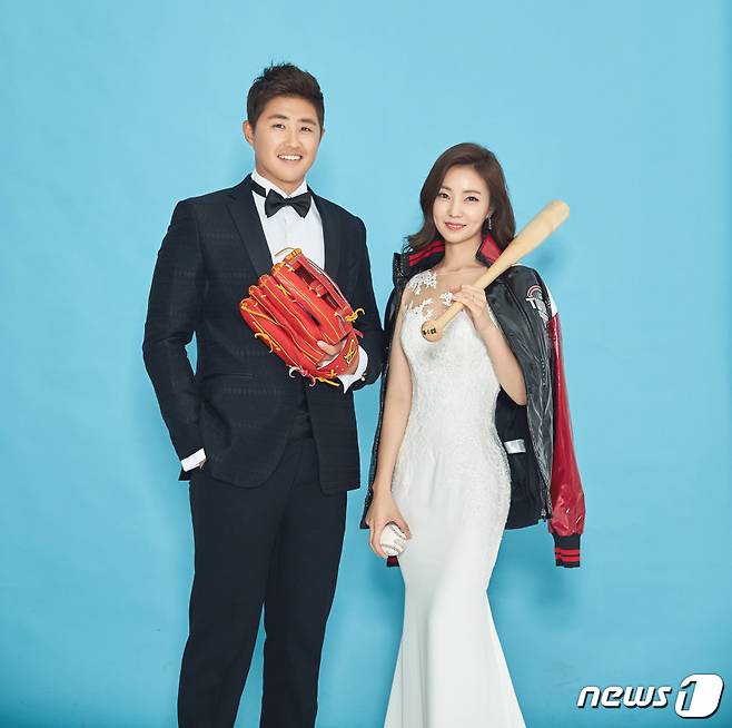 LG 트윈스의 간판타자로 성장한 채은성과 그의 아내 정가영씨. (LG 제공) © News1