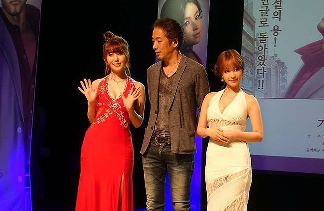 ('용과같이3' 기자간담회 사진. 미모의 여배우 두 분이 함께 자리했다. 조기자 직찍이다)