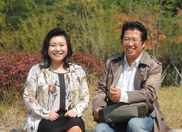 7년 전인 2011년 10월 SBS '우리 아이가 달라졌어요'의 방송 300회를 맞아 했던 인터뷰 때 모습. 당시 신현원(오른쪽) PD가 "오 선생님은 방송에서 보이는 것보다 훨씬 더 열정적이다"라고 공을 돌리자, 오 박사는 "스무 명 가까운 스태프가 한 가정을 변화시키려 착한 에너지를 모으기 때문에 좋은 성과를 얻은 것"이라고 화답했다. 한국일보 자료사진