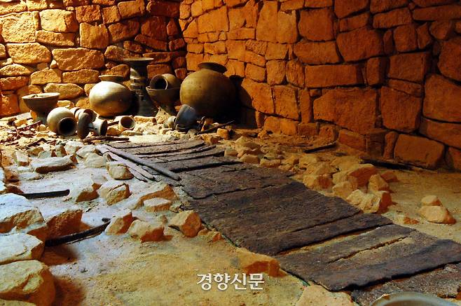가야고분인 복천동 고분에서 나온 덩이쇠. 철도 레일처럼 관 밑바닥에 깔아놓았다.|복천박물관