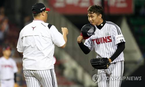 마운드 내려오는 LG 김영준 (서울=연합뉴스) 김인철 기자 = 5일 서울 잠실야구장에서 열린 2018 KBO 프로야구 한화 이글스와 LG 트윈스의 경기. 9회초 1사 1, 2루 상황 LG 김영준이 교체되고 있다. 2018.6.5 yatoya@yna.co.kr