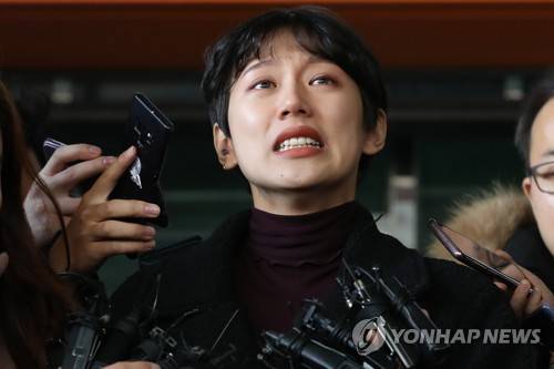 '유튜버' 양예원, 눈물 삼키며 (서울=연합뉴스) 강민지 기자 = '비공개 촬영회'를 폭로한 유튜버 양예원이 구속기소된 촬영자 모집책 최모씨(46)의 선고공판이 열린 9일 오전 서울 마포구 서부지법을 나서며 취재진의 질문에 답하고 있다.  mjkang@yna.co.kr