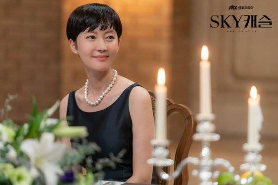 드라마 '스카이 캐슬'의 주인공 한서진(염정아 분). 드라마 공식 홈페이지에는 그녀를 '모나코 왕비였던 그레이스 켈리보다 진주목걸이가 더 잘 어울린다. 우아하고 기품이 넘친다. 범접할 수 없는 아우라가 황실의 왕비 못지않다'고 설명하고 있다. [사진 SKY캐슬 홈페이지]