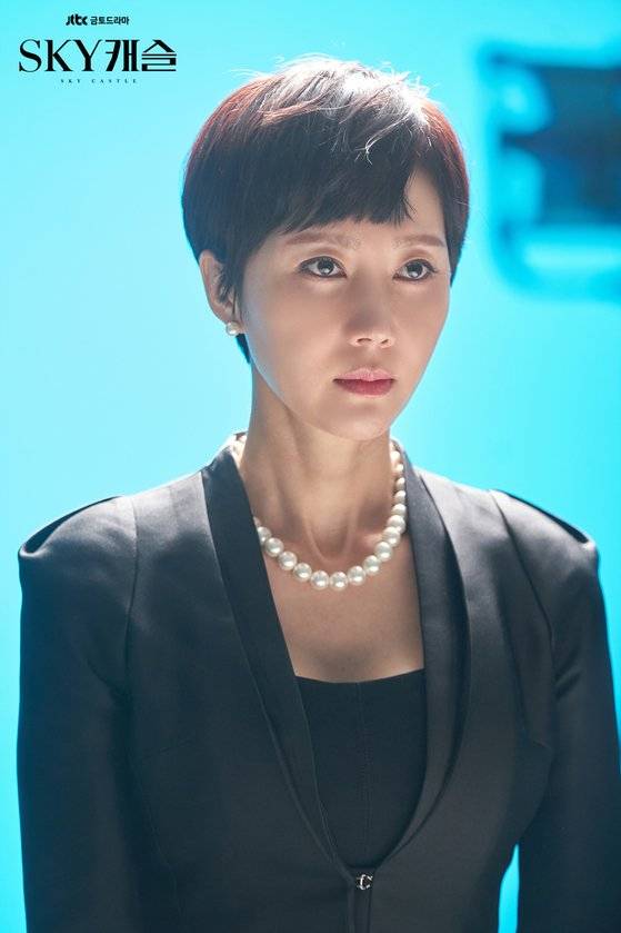 욕망 덩어리 엄마인 한서진이 착용한 진주 목걸이와 진주 귀걸이. [사진 SKY캐슬 홈페이지]