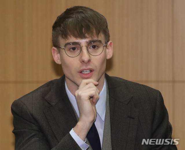 【서울=뉴시스】조수정 기자 = 한국이미지커뮤니케이션연구원 주최 'CICI Korea 2019 한국이미지상 시상식' 수상자 기자간담회가 열린 10일 오후 서울 삼성동 코엑스인터컨티넨탈호텔에서 한국이미지 징검다리상을 수상한 유투브채널 '영국남자' 조쉬가 질문에 답하고 있다. 2019.01.10. chocrystal@newsis.com