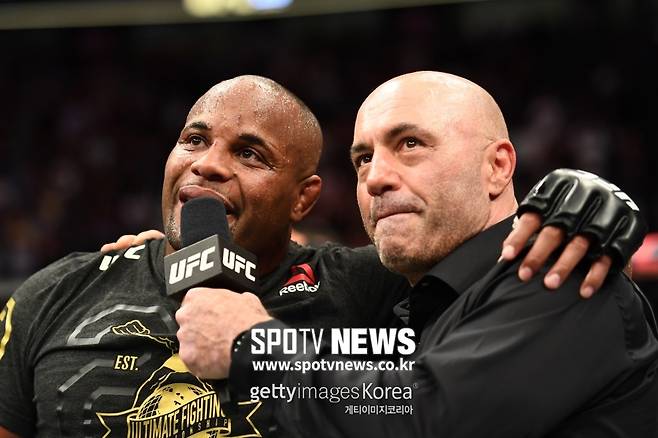 ▲ 조 로건은 태권도 선수 출신으로 본업은 코미디언이었다. 1997년 UFC 백스테이지 리포터로 일을 시작했다가 해설 중계석에 앉았다.