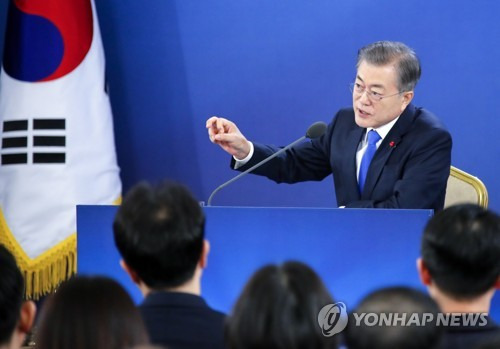 문 대통령, '함께' (서울=연합뉴스) 배재만 기자 = 문재인 대통령이 10일 오전 청와대 영빈관에서 열린 내외신 출입 기자들을 대상으로 한 신년 기자회견에서 기자들의 질문에 답하고 있다.  scoop@yna.co.kr