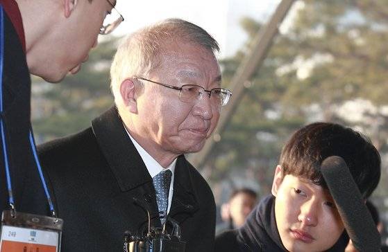 사법행정권 남용 의혹의 최종 책임자로 지목되는 양승태 전 대법원장이 11일 오전 조사를 받기위해 서울중앙지검으로 출석하고 있다. [임현동 기자]