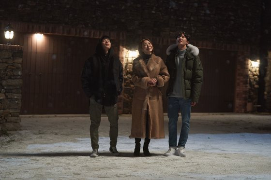 극 중 쌍둥이 아들로 호흡을 맞춘 조병규와 김동희. 윤세아도 아이들의 좋은 성적을 바라지만 눈이 오면 바깥에 나가 함께 눈을 맞을 만큼 낭만을 추구하는 소녀 감성을 가지고 있다. [사진 JTBC]