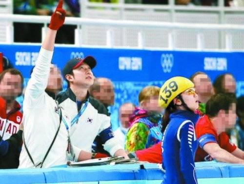 2014소치동계올림픽 때 경기를 마친 뒤 기록을 보고 있는 심석희, 조재범(사진 오른쪽부터) 코치. 연합뉴스