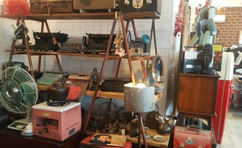 고물상점을 컨셉으로 내세운 대전 ‘날다방’ 카페의 모습. 25년 동안 골동품을 모아온 정형호씨는 “손님들 반응이 좋다”며 “누군가에게 고물인 것이 누군가에겐 또 보물이 될 수 있다”고 말했다. 출처=날다방 제공