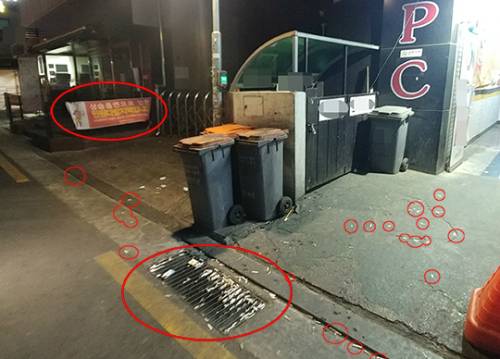 상가 입구 빗물받이에는 담배꽁초로 가득 차 있다. 눈에 띄는 곳에는 '상습흡연으로 인한 민원 다발지역입니다. 간접흡연의 피해가 없도록 금연하여 주시길 바랍니다.'라는 경고문이 선명하게 붙어있지만, 경고문 주변에는 담배꽁초가 어지럽게 널려 있었다.