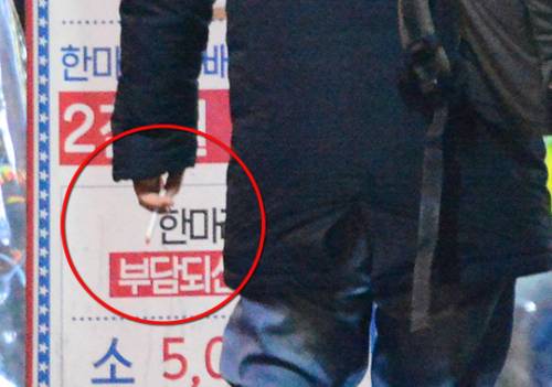 음식점이 밀집된 노량진 골목길. 한 흡연자가 걸으면서 담배를 피우고 있다.