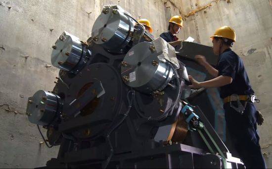 세계에서 가장 빠른 엘리베이터가 있는 'CTF 광저우 금융센터'에 초고속 엘리베이터의 속도를 좌우하는 핵심 부품인 '권상기(Winding machine)'가 설치되고 있는 모습. [사진=유튜브 화면캡처]