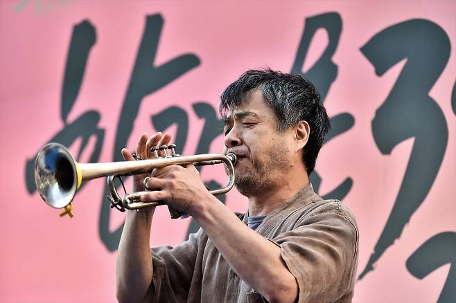 민중가요 대표곡 중 하나인 ‘파업가’를 작곡한 김호철 음악가. 지난해로 파업가 30주년을 맞았다. 진승일 작가 제공