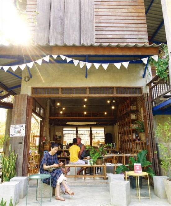 치앙마이의 예술인 마을 반캉왓. 작가의 작업실과 카페, 식당 등이 모여 있다.