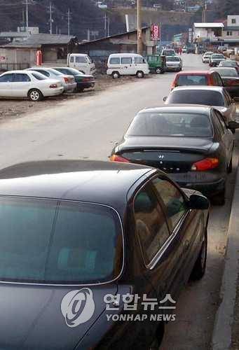2000년 말 차량으로 가득한 강원 정선군 고한읍 전당포 주변 모습 [연합뉴스 자료사진]