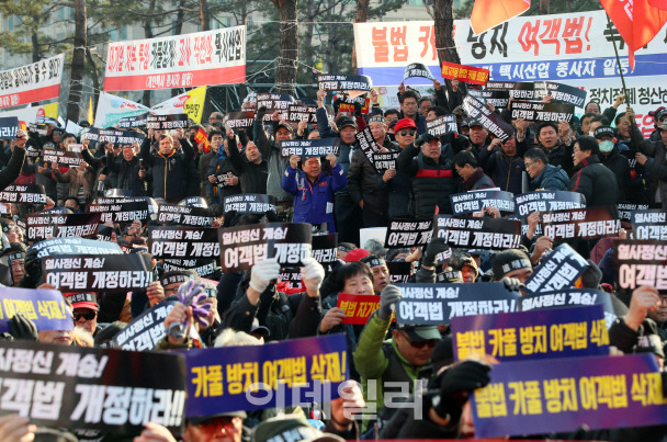 전국택시노조 등 택시 4개 단체 회원들이 지난달 20일 서울 여의도 국회 앞에서 ‘카카오 카풀 반대 3차 집회’를 진행하고 있다. 사진=이데일리 노진환 기자