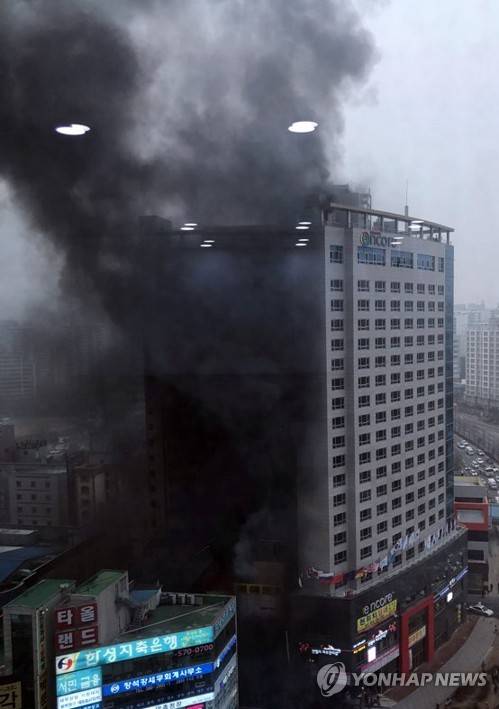 천안 라마다 앙코르 호텔서 불 (천안=연합뉴스) 14일 오후 충남 천안시 서북구 한 호텔에서 불이 나 검은 연기가 치솟고 있다. 2019.1.14 [독자 김수영 씨 제공] walden@yna.co.kr