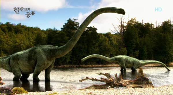 다큐멘터리 ‘한반도의 공룡’의 한 장면. 이 다큐멘터리에 등장하는 초식 공룡 부경고사우루스는 경남 하동군에서 부경대학교 팀이 그 화석을 발견해 이름 붙였다.