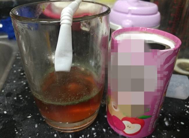 컵에 부은 주스에 곰팡이가 묻어 있다.[사진=온라인커뮤니티]
