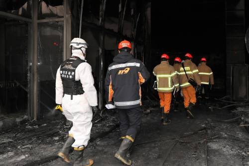 15일 충남 천안시 쌍용동 라마다앙코르 호텔 화재현장 감식을 위해 합동감식반원들이 지하1층 현장으로 들어가고 있다.