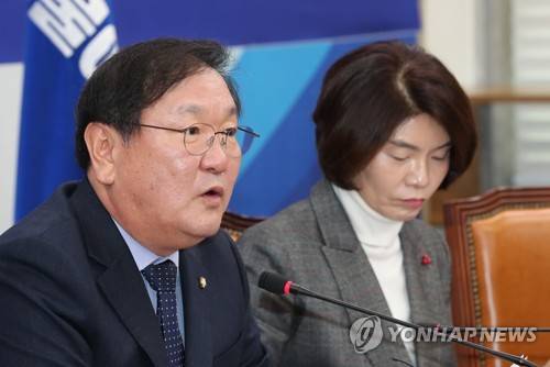 발언하는 김태년 (서울=연합뉴스) 하사헌 기자 = 더불어민주당 김태년 정책위의장이 15일 오전 국회에서 열린 원내대책회의에서 발언하고 있다. 2019.1.15 toadboy@yna.co.kr