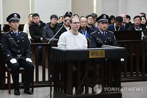 中다롄시 법원 선고공판 출석한 캐나다인 셸렌베르크 (베이징 AFP=연합뉴스) 마약밀매 혐의를 받는 캐나다인 로버트 로이드 셸렌베르크가 14일(현지시간) 중국 랴오닝성 다롄시 중급인민법원에서 열린 재판에 참석, 피고인석에 앉아 있다. 다롄시 중급인민법원은 이날 셸렌베르크에게 국제 마약밀매 조직에서 핵심적인 역할을 했다며 사형을 선고했다. ymarshal@yna.co.kr