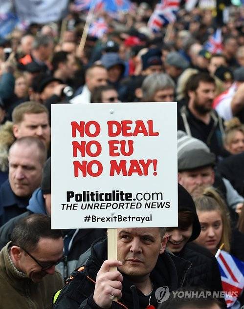 "노 딜, 노 EU, 노 메이" (런던 EPA=연합뉴스) 9일(현지시간) 영국 런던 중심가에서 열린 극우 영국독립당(UKIP) 지지자들의 브렉시트(영국의 EU 탈퇴) 촉구 집회에서 한 참가자가 '노 딜, 노 EU, 노 메이' 문구가 쓰인 손팻말을 들고 있다. ymarshal@yna.co.kr