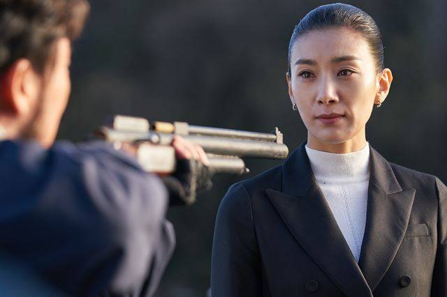 JTBC 드라마 'SKY 캐슬' 한 장면. 입시코디네이터인 김주영을 향해 그가 가르쳤던 학생의 아버지가 총을 겨누고 있다. JTBC 제공