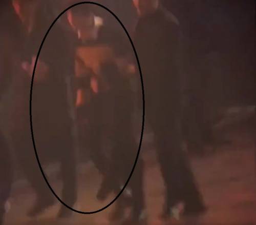 방탄소년단 정국이 스태프의 부축으로 공연장을 빠져나가는 모습.