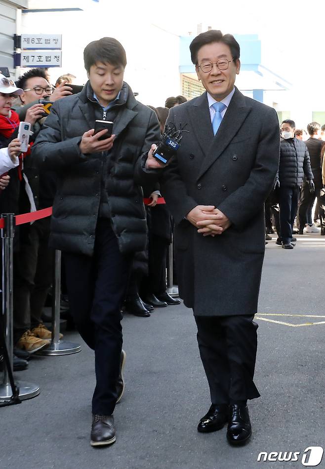 공직선거법 위반 등 혐의로 기소된 이재명 경기도지사가 17일 오후 경기도 성남시 수정구 수원지방법원 성남지원에서 열린 세번째 공판에 출석하고 있다. 이 지사는 친형 故 이재선씨 강제입원, 검사 사칭, 대장동 허위 선거 공보물 사건과 관련 직권남용과 공직선거법 위반 혐의로 지난달 11일 불구속 기소 됐다. 2019.1.17/뉴스1 © News1 오장환 기자
