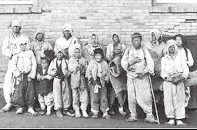 스웨덴 신문기자 아손 그렙스트가 1905년 전후의 대한제국 곳곳을 여행하면서 찍은 140여 장의 사진 중 한 컷. 노비들은 신분에서는 해방됐지만 농촌에서는 머슴, 도시에서는 빈민으로 살았다. 노주석 제공