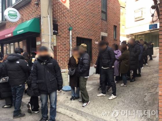 대기 방식이 바뀌기 전 오전 11시30분에 펼쳐진 버거집 진풍경.jpg