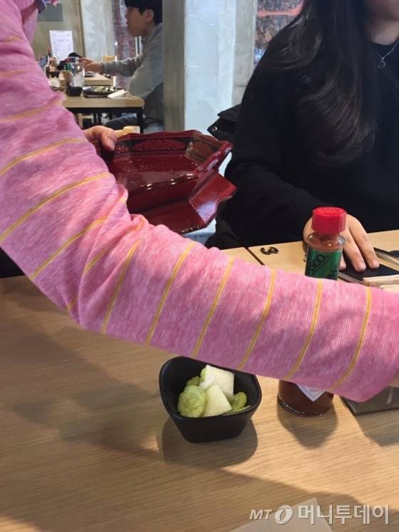 메뉴가 칠리덮밥인데 서빙쟁반이... 넘나 한국적인 것...