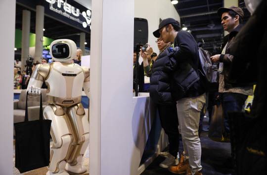 미국 네바다주 라스베이거스 컨벤션센터에서 열린 ‘소비자가전쇼(CES) 2019’에 참가한 중국 기업 유비테크의 로봇 아이워커가 관람객들을 맞고 있다.  AP 연합뉴스