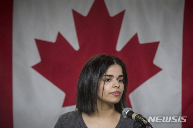 【토론토=AP/뉴시스】가족으로부터 탈출해 캐나다로 망명한 사우디  아라비아의 18세 소녀 라하프 알쿠눈이 15일(현지시간) 캐나다 토론토에서 발언하고 있다. 2019.01.17