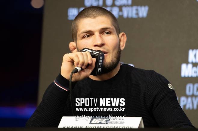 ▲ 하빕 누르마고메도프(사진)와 조르주 생피에르는 주먹을 맞댈 수 있을까. 트리스타 짐 피라스 자하비 수석코치는 "165파운드 구간이 생기면 충분히 가능하다"고 목소리를 높였다.