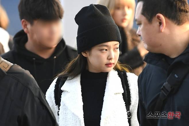 월드투어 공연차 인천국제공항 제1여객터미널을 통해 인도네시아 자카르타로 출국하고 있는 블랙핑크 제니. 사진=장동규 기자 jk31@hankooki.com