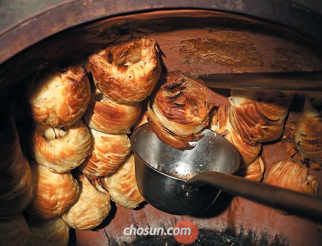 서울 광희동 '스타사마르칸트' 화덕에서 구워낸 삼사. / 양수열 영상미디어 기자