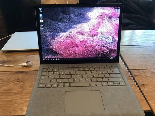 서피스 랩탑 2는 13.5인치 디스플레이를 갖추고 있으며 알칸타라 소재가 적용된 키보드가 특징이다. /이정민 기자