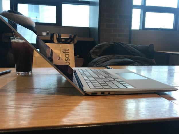 서피스 랩탑 2의 디스플레이를 최대로 펼쳤을 때 모습. /이정민 기자