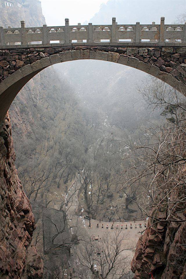 와호장룡에 등장하는 교루전 앞 다리.