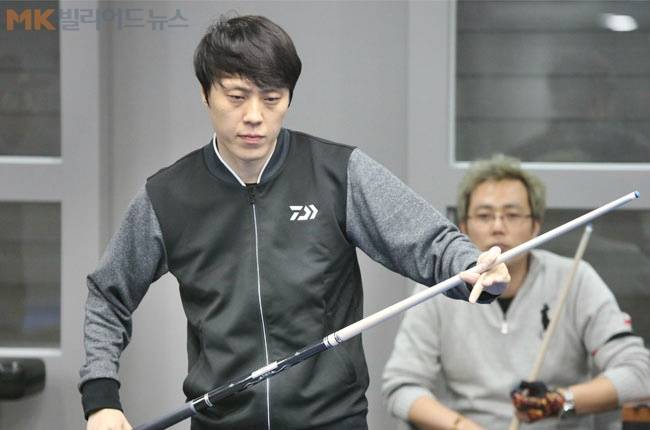 이동한(부산 GQ)과 빌마트퓨리배 결승전 경기를 치르고 있는 안광준. 자정을 넘긴 시간까지 10경기를 연속으로 치르고 새벽 1시에 시작된 결승전을 치른 안광준은 "11경기를 연속으로 친 대회는 처음이었다"고 회상했다.