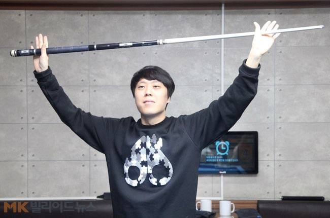 안광준은 우승을 확정지은 후 큐를 번쩍 들고 세리머니를 펼쳤다. 안광준은 지인들과 결승전 경기를 지켜봐준 사람들과 기쁨을 나누기 위해서 세리머니를 했다고 밝혔다. 사진은 우승 직후 세리머니를 재연하고 있는 안광준.