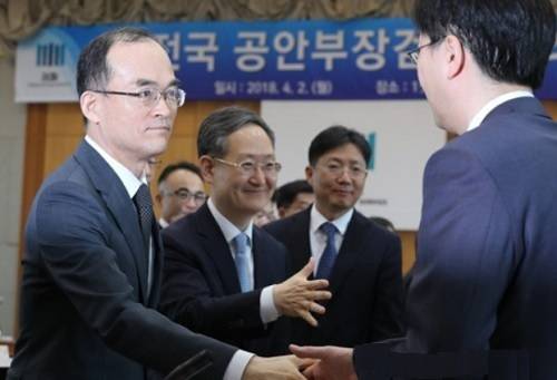 지난해 4월 열린 전국 공안부장검사 회의에서 문무일 검찰총장(왼쪽)이 참석자들과 인사하고 있다. 연합뉴스